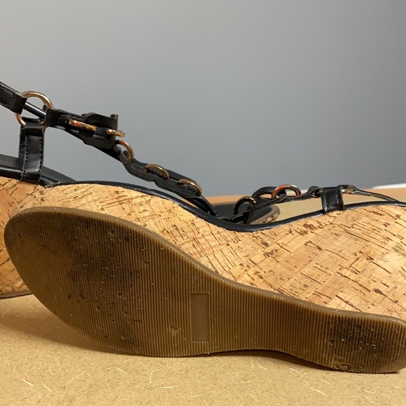 Maurices black/gold open toe heels with corkscrew. Size 8 4” heel - Picture 9 of 11